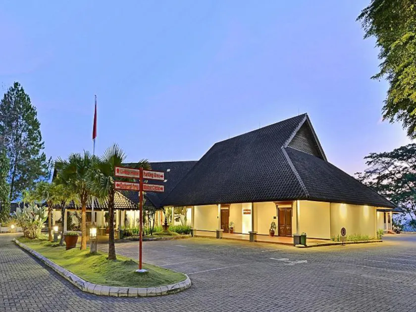 Grand Whiz Hotel Trawas Mojokerto - Image 1