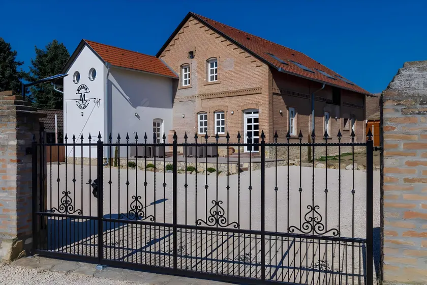 Magtár Villa - Image 1