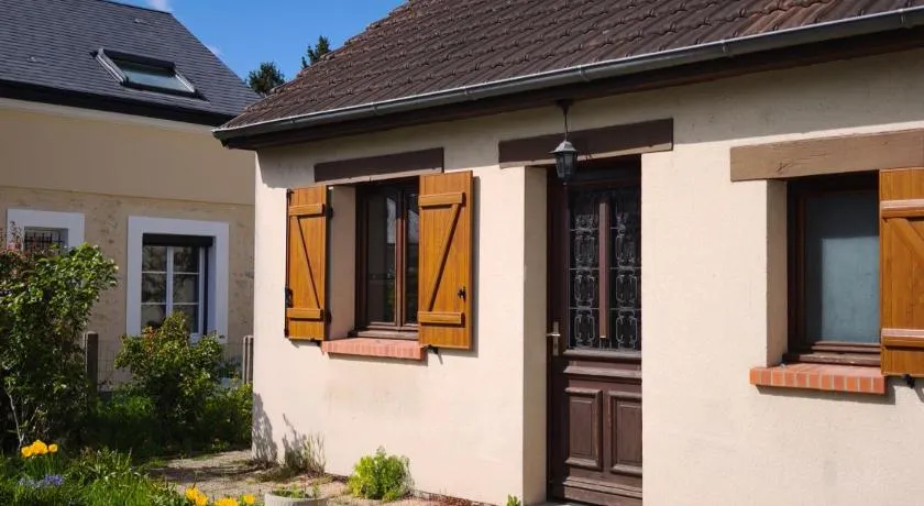 Etablissement commun avec chambre privé tranquille avec jardin a 10 min a pied de la gare de Fleury-les-Aubrais et 2 min d Orléans - Image 1