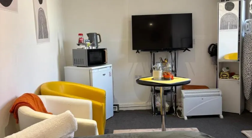 Self-Contained Studio with Ensuite & Private Access - Image 1