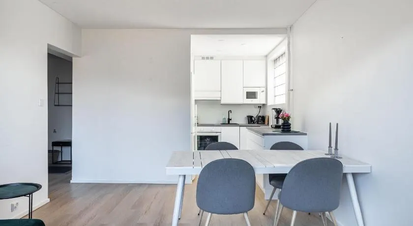 1BR Apartments next to Railway Station, Free Parking, Balcony - Image 1