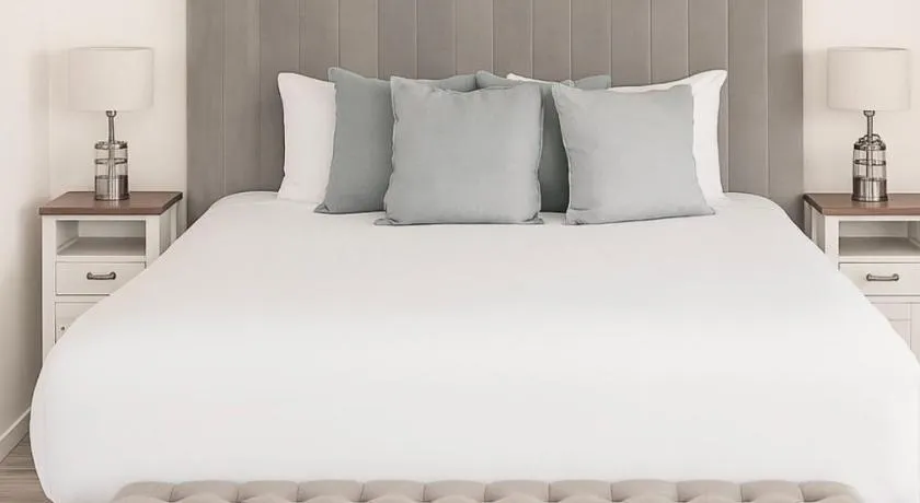 Self contained guest house Gold Coast - sleeps max 4 - Image 1