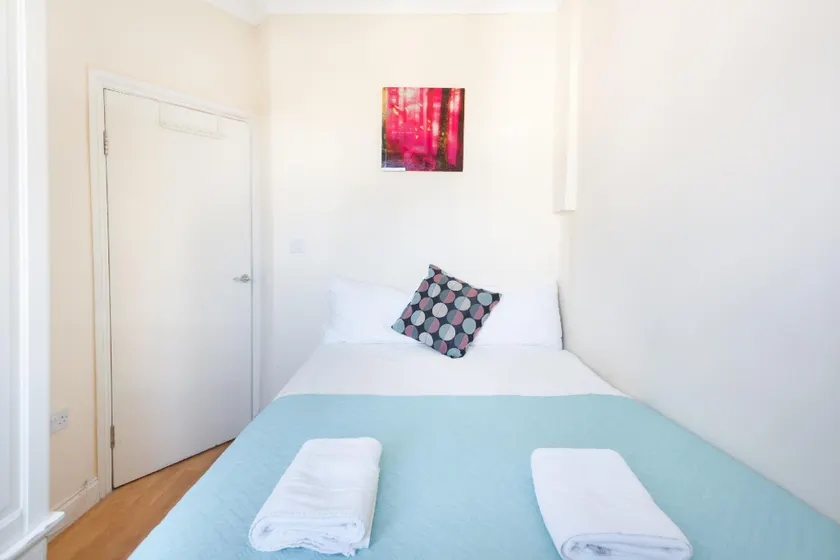 Euston Budget Apartment and Rooms - Image 1