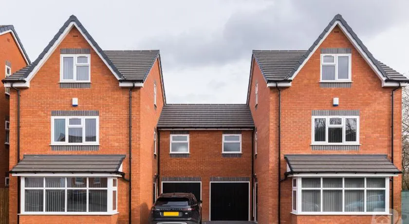 The Birmingham Estate Collective by Prime Stays - Contractor & Group Stays - Secure Parking - Image 1