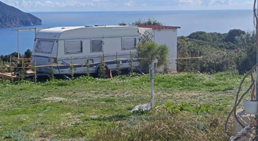Fox Caravan - Image 1