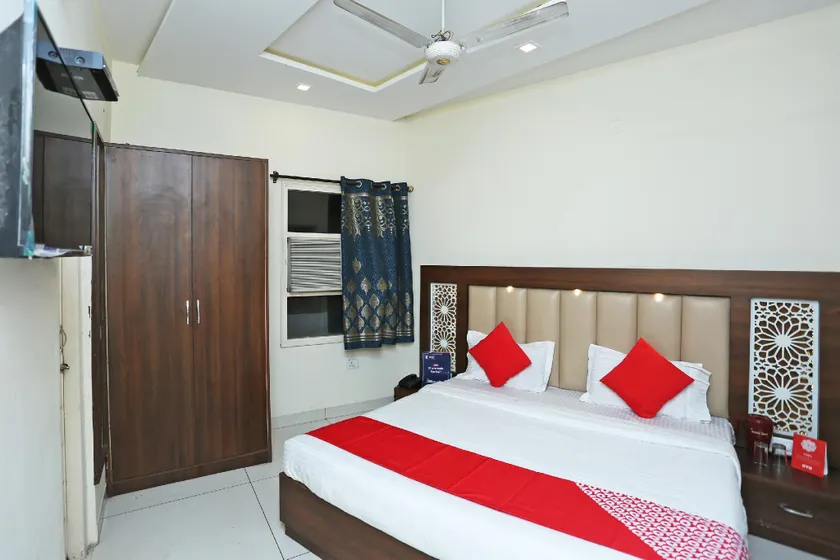 OYO 16520 Green's Hotel - Image 1