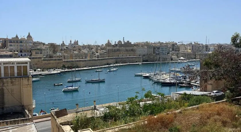 Harbour View Apt with Terrace - Image 1