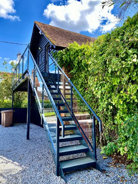 Cosy Hampshire Barn Getaway, Large garden alongside a stunning river - Fire Pit, BBQ, Outdoor seating - Country walks & Pubs - Image 1