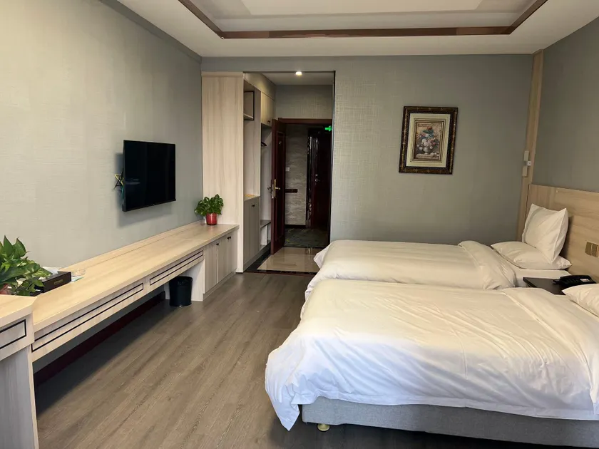 Crescent Moon Business Hotel - Image 1