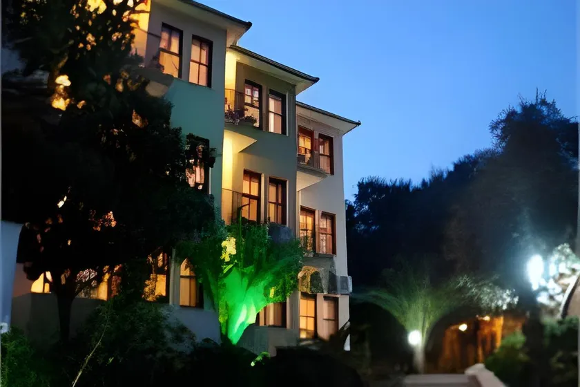 Morina Deluxe Hotel - Image 1