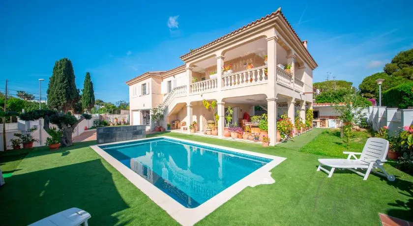 R153 - Espaciosa Villa con Piscina Privada en Coma - Image 1