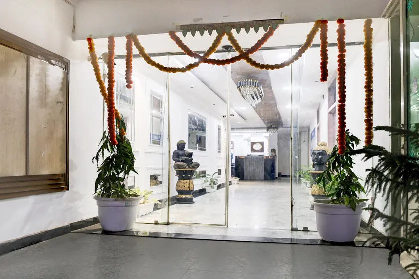 Super Townhouse by OYO Mohali Bus Terminal Formerly Hotel HM Crystal - Image 1