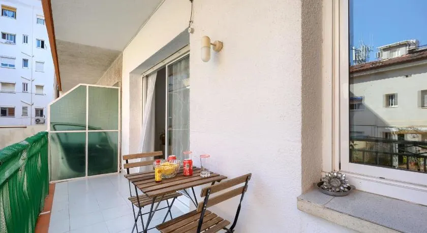 Apartamento Centric para 6 cerca de a playa y el tren - Image 1
