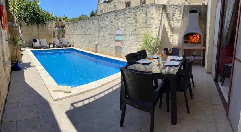 400 year old converted farmhouse with private pool - Image 1