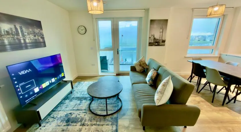 2 Bedroom Apartment in Canning Town near Excel London Canary Wharf with 2 Bathrooms Balcony WiFi - Image 1