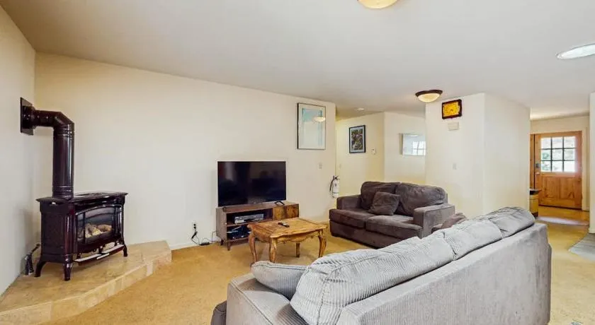 Single-level home with fireplace deck grill & washer&dryer sleeps 10 - Image 1