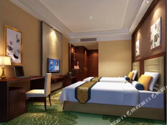 Huating Qianhe Hotel - Image 1