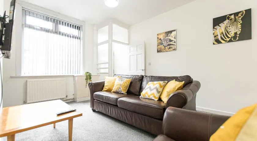 Comfortable 2BR House in Bolton Ideal for Work & Extended Stays - Image 1