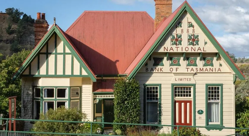 Derby Bank House- Heritage listed two bedroom old school B&B suite or a self contained cabin - Image 1