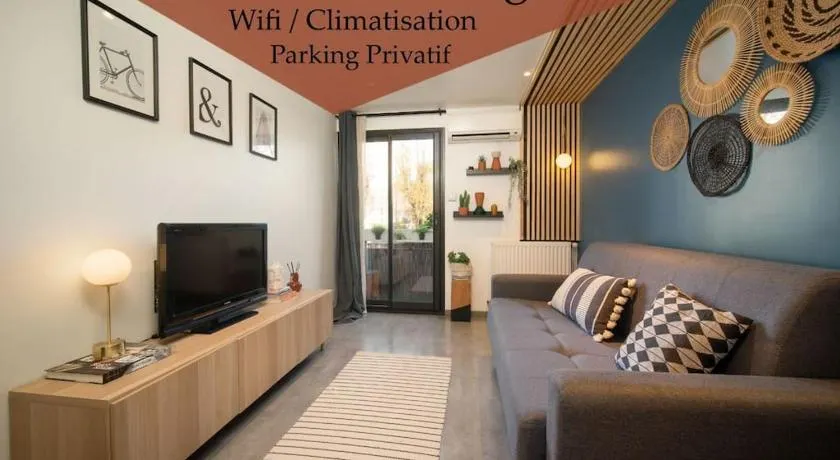 Air-conditioned apartment with private parking - Image 1