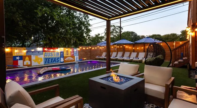 Luxury Downtown Retreat with Pool and Hot Tub, 6Bdr - Image 1