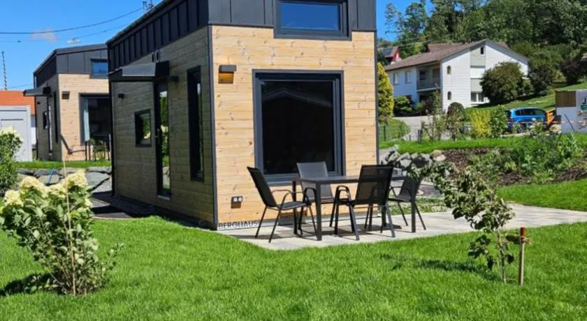 Bohnapartments-HoimBracht Eggenthal-Tiny Houses-Parkplatz-mit Hund - Image 1