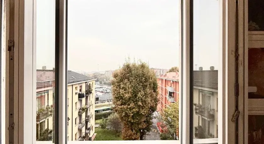Art Milan - Free Parking - Image 1