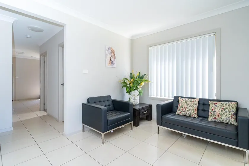 Spacious 4-Bedroom Home Near University & Shops - Image 1