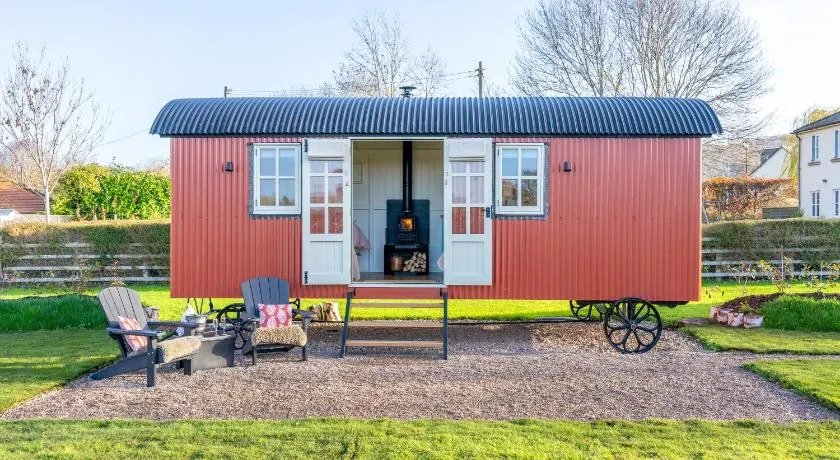 Red Robin Retreat - Image 1