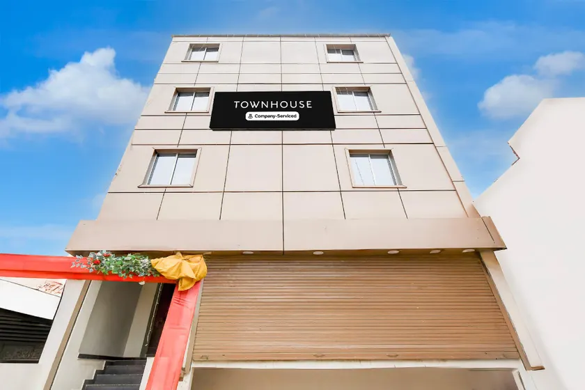 Super OYO Townhouse Civil Lines Prayagraj Formerly Raj Mahal Palace - Image 1