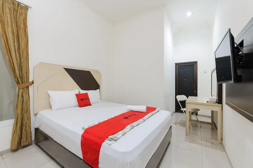 RedDoorz at Jatiwaringin near Exit Toll Pondok Gede - Image 1