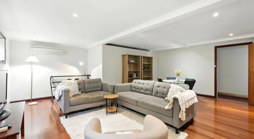 Relaxed Retreat by the Bay - Image 1