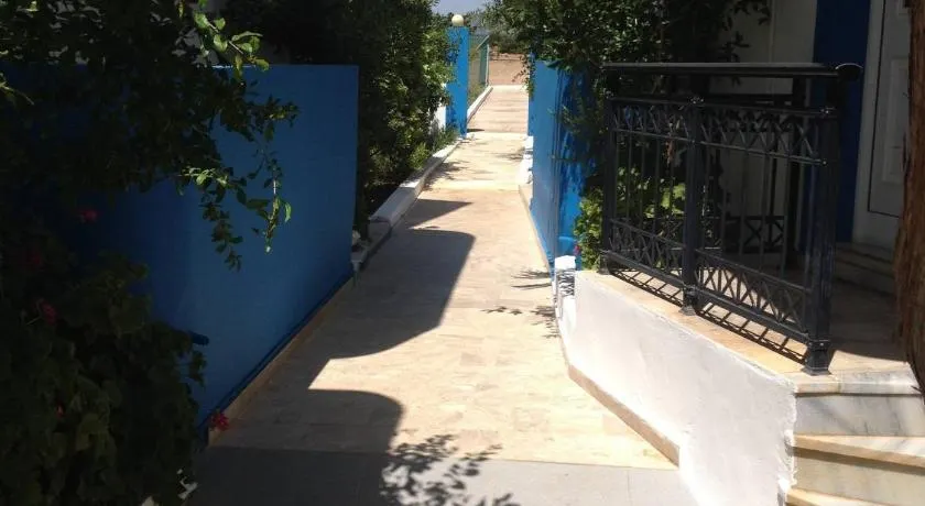 Spacious Apartment Garden View Partial Seaview - Image 1