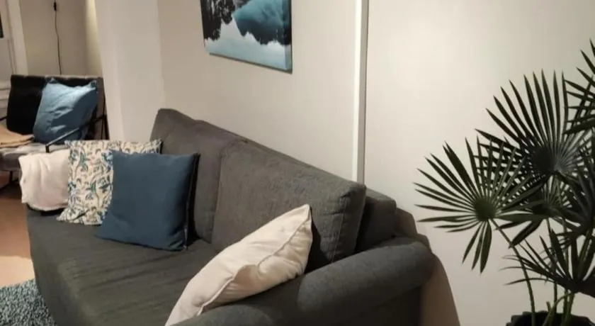 In the middle of the city, with garden and parking! - Image 1
