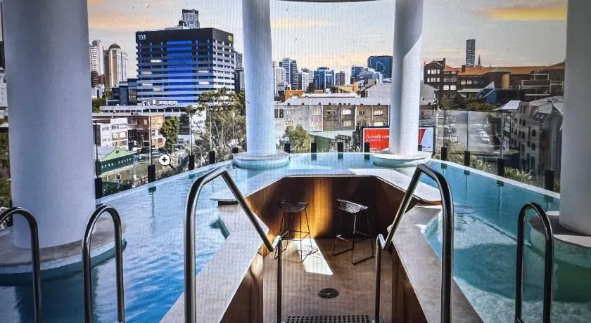 Entire flat w infinity pool and 5m walk to Fort Valley station - Image 1