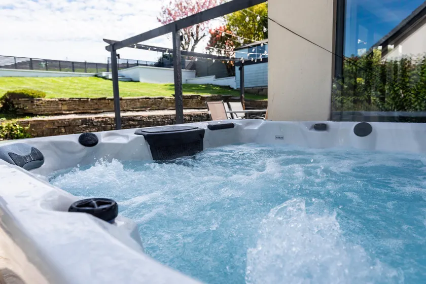 Stalybridge Sanctuary - Luxe Hot Tub Retreat - Image 1
