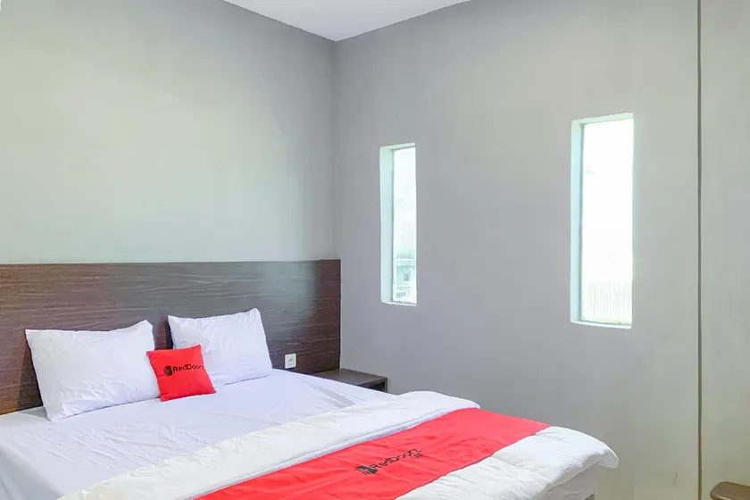 RedDoorz Plus at D San Residence Buah Batu - Image 1