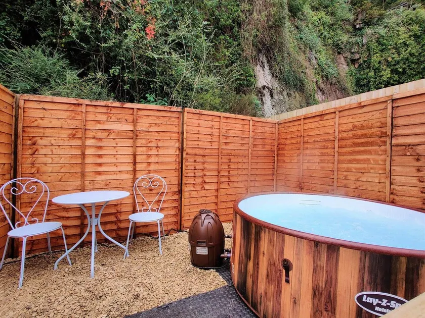 Luxury Mumbles Home with Hot Tub and Sea Views - Image 1