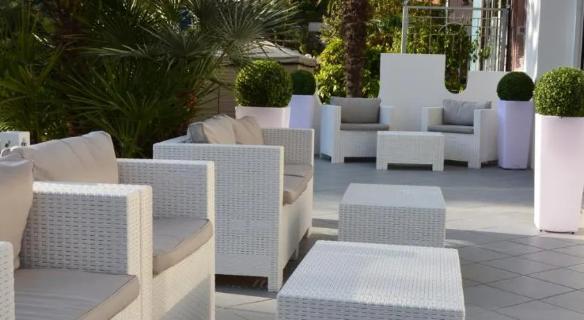 Hotel Mirage - Image 1