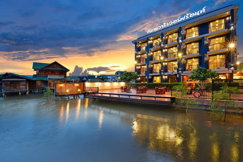 Amphawa Riverfront Hotel - Image 1