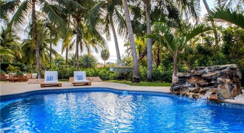 SWAYING PALM BEACH HOUSE Walk to Beach , Marina, Port, las Olas - Image 1