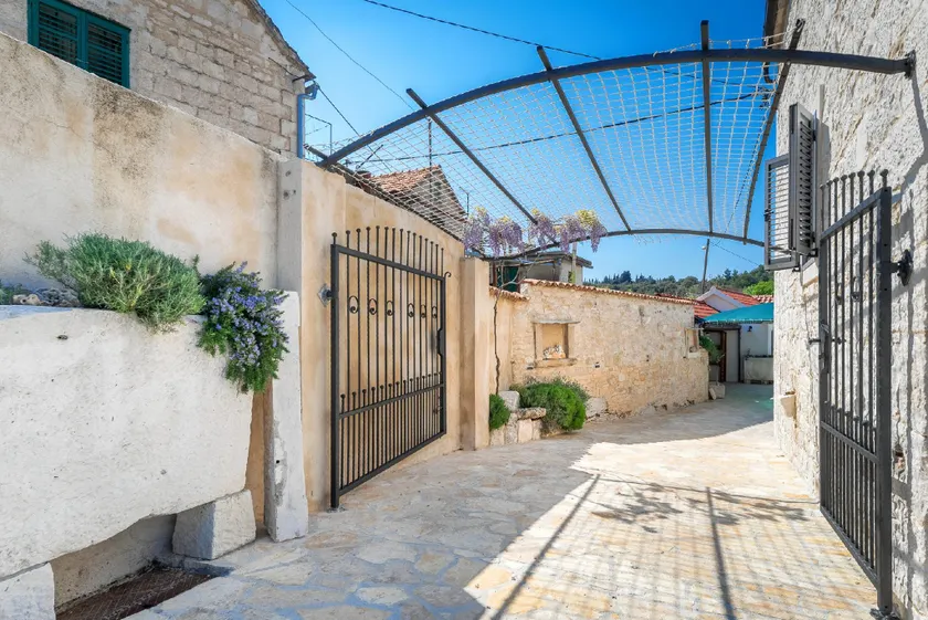 Voll ausgestattetes Ferienhaus mit Grill, Terrasse und privatem Pool | Wasserblick - Image 1
