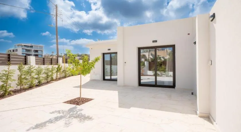 New Bungalow with community pool 400m to Venus Beach - Image 1