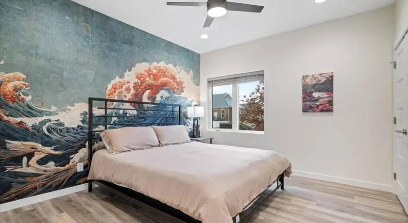 Summer at The Golden Goose including King Bed, Parking, Security and Laundry - Image 1