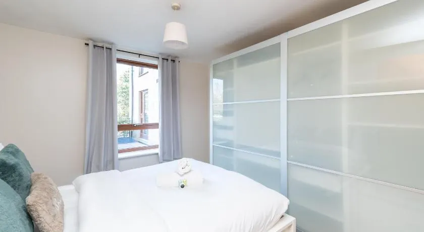Crawley 2 bed flat with Parking - Image 1