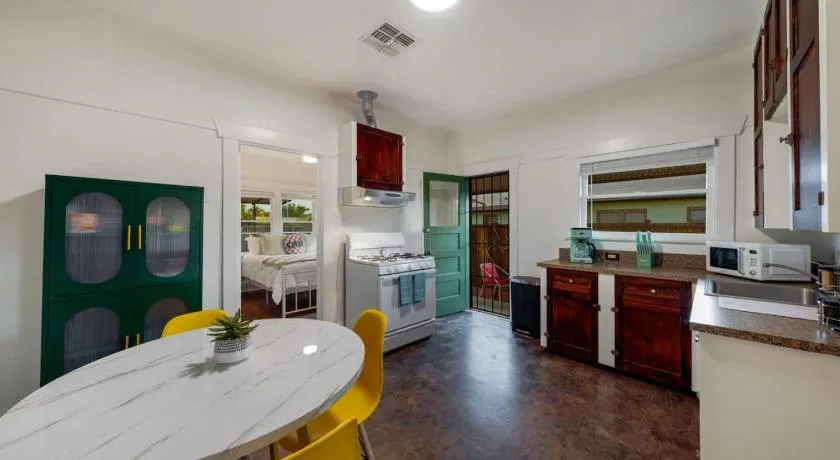 Close to U of A, Stylish and Cozy, 1 BR 1 BA, Porch - Image 1