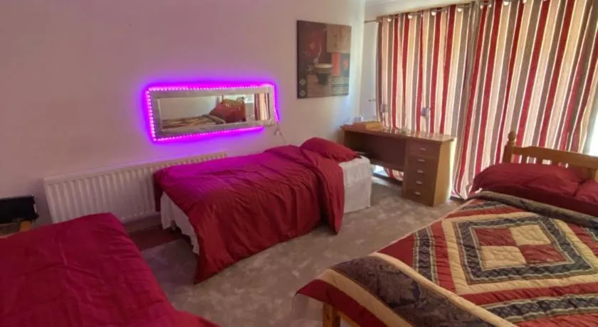 Large Stylish 3 Bedroom in Chatham - Image 1