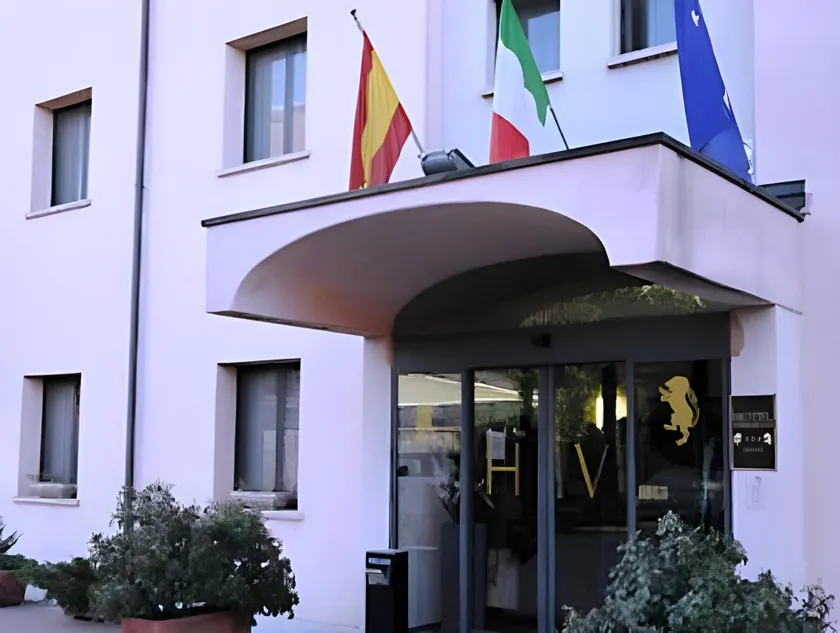 Hotel Versailles - Image 1