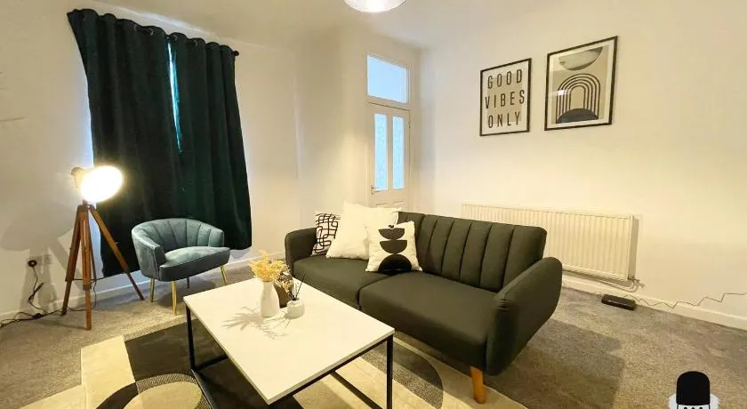 KozyGuru / Wigan / 2BR 4Beds / Newly Refurbished Stylish Holiday House / Close to Big Retail Park / UWNE034 - Image 1