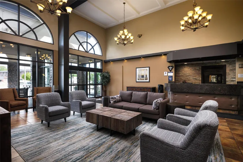 Best Western Plus Kamloops Hotel - Image 1